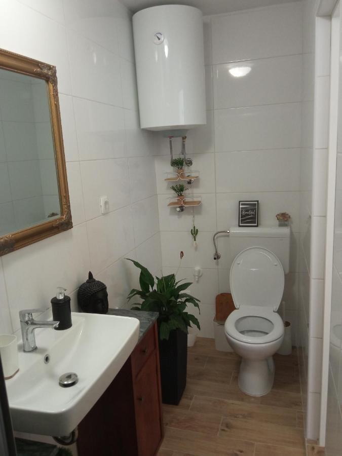 The Golden Well Apartment โรวีน ภายนอก รูปภาพ