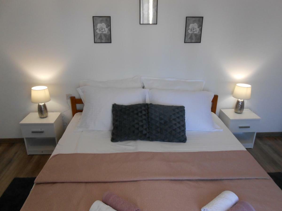 The Golden Well Apartment โรวีน ภายนอก รูปภาพ