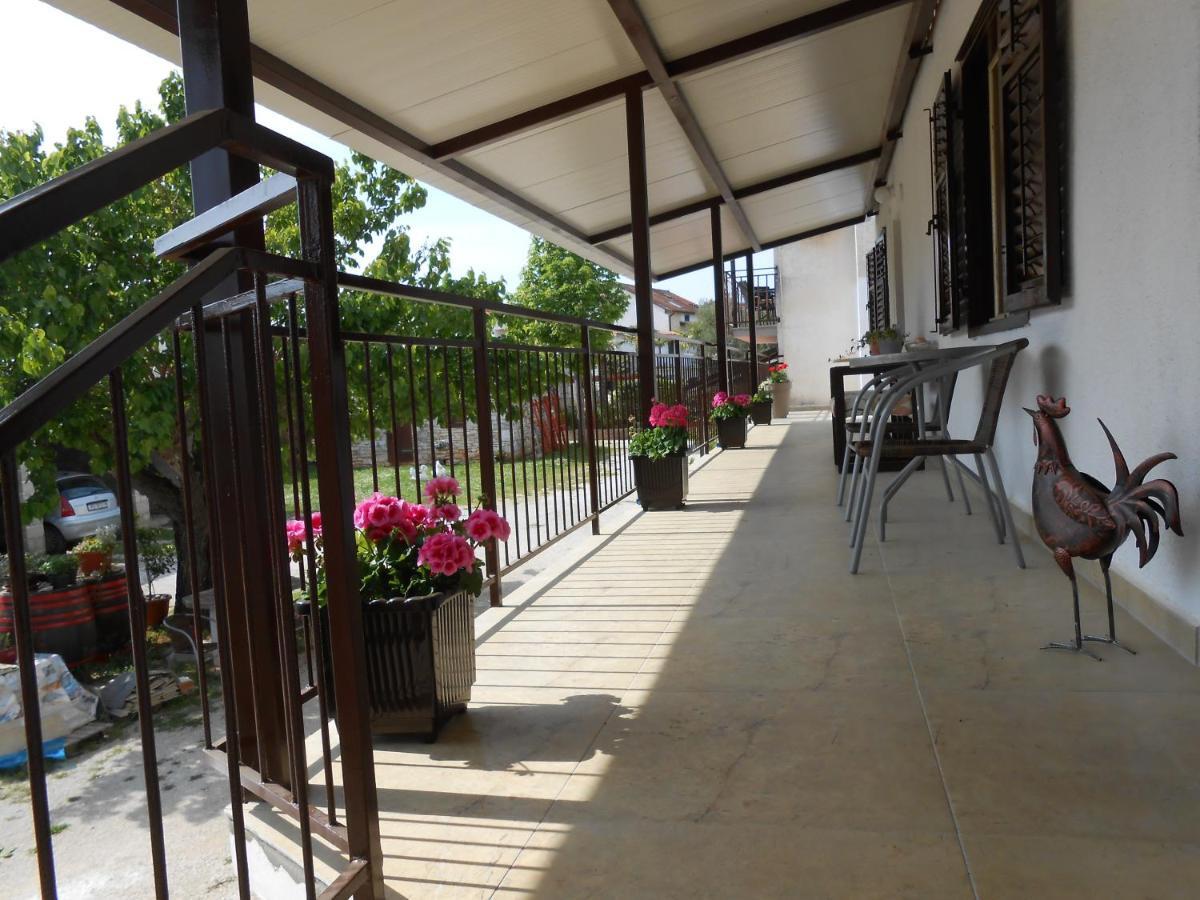 The Golden Well Apartment โรวีน ภายนอก รูปภาพ